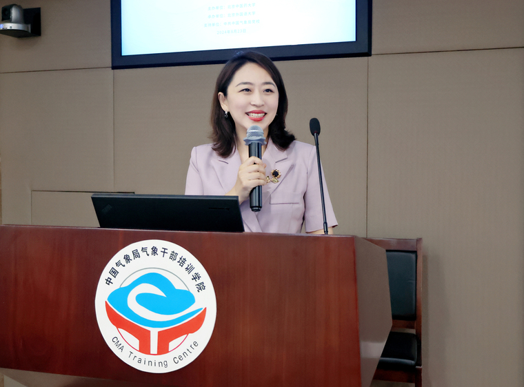北京外国语大学外研社党委副书记 陈媛媛 主持活动