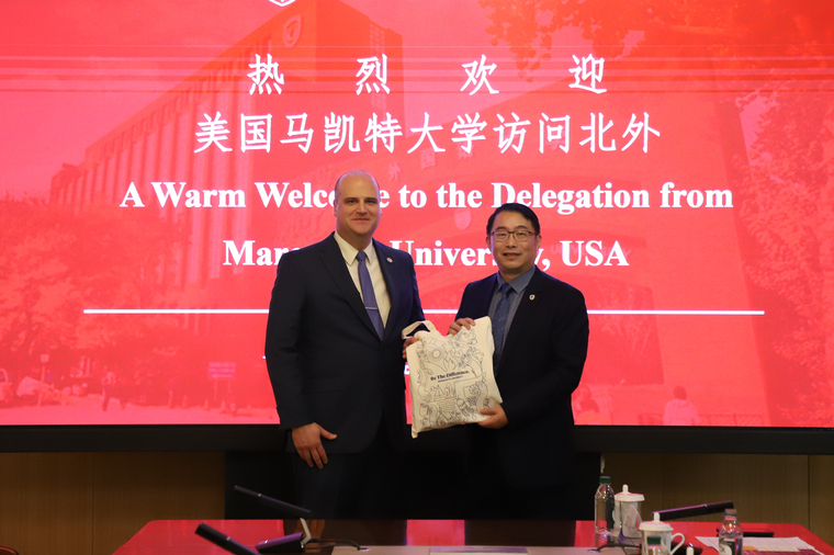 5丁浩副校长与特罗耶副校长互赠纪念品 5丁浩副校长与特罗耶副校长互赠纪念品