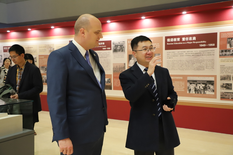 7北外教育学院常务副院长苑大勇与特罗耶副校长参观北外校史馆 7北外教育学院常务副院长苑大勇与特罗耶副校长参观北外校史馆