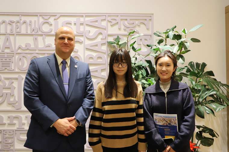 8北外国际课程中心升学指导老师刘明月、学生代表陈晓宇与特罗耶副校长合影留念 8北外国际课程中心升学指导老师刘明月、学生代表陈晓宇与特罗耶副校长合影留念